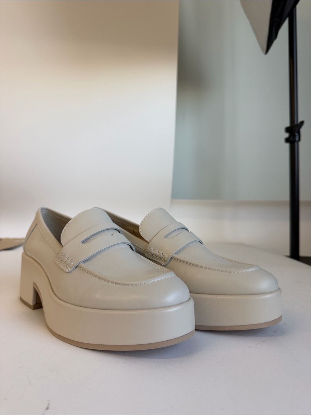 BN Women's Dolce Vita Yanni Cream Loafers